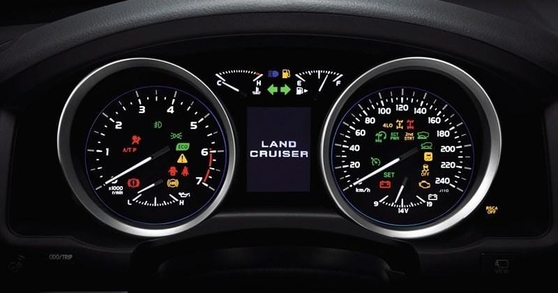 Hinh anh den bao loi dong co sang tren tap lo xe o to