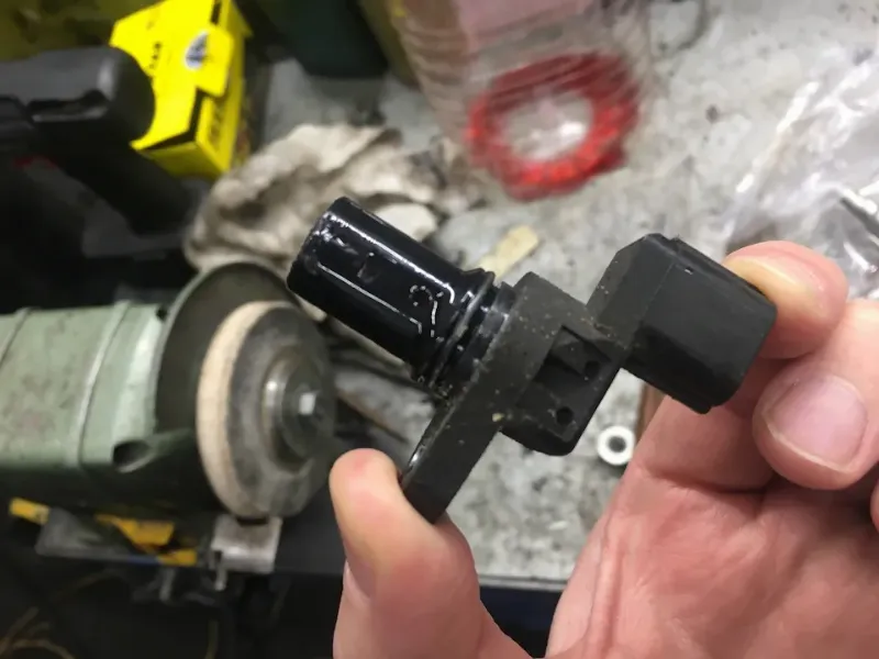 Hình ảnh cảm biến tốc độ đầu ra (OSS) của hộp số Dodge bị lỗi hoặc hư hỏng, minh họa nguyên nhân phổ biến gây ra mã lỗi P0720 Dodge.