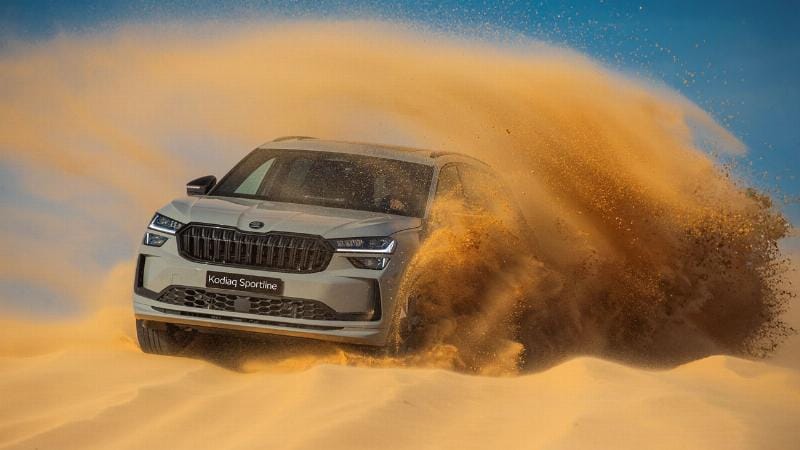 Máy hút bụi cầm tay hút lông thú trên ghế Alcantara ô tô