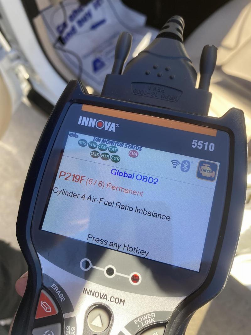 May quet OBD2 hien thi ma loi P0304 cylinder 4 misfire, chan doan xe bi bo may