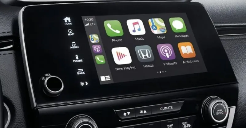 Người dùng sử dụng Android Auto hoặc Apple CarPlay trên màn hình ô tô