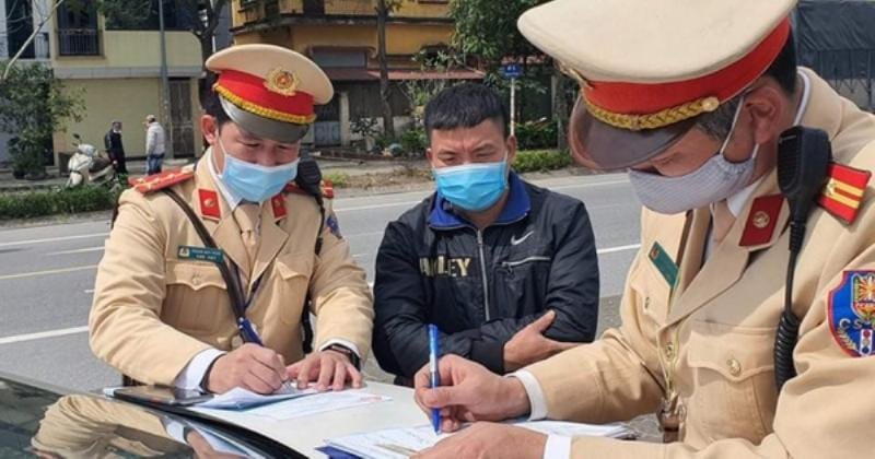 Hình ảnh mô phỏng xe bị CSGT dừng lại vì tiếng pô quá ồn