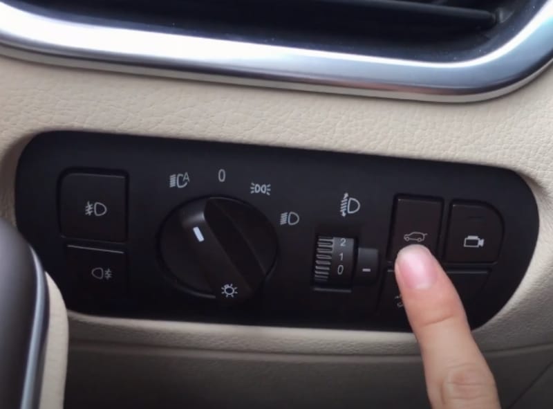 Nut auto hold tren bang tap lo xe o to