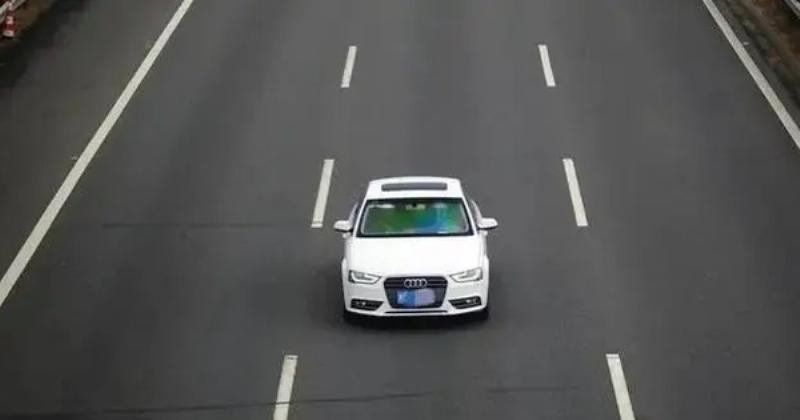 Một chiếc ô tô đang chạy trên đường cao tốc, minh họa tốc độ di chuyển nhanh chóng so với đi bộ 100km