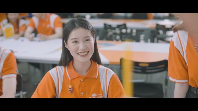 Hình ảnh chiếc xe ô tô hiện đại với các tính năng kết nối và tự hành, biểu thị sự ứng dụng của công nghệ AUTOSAR Adaptive