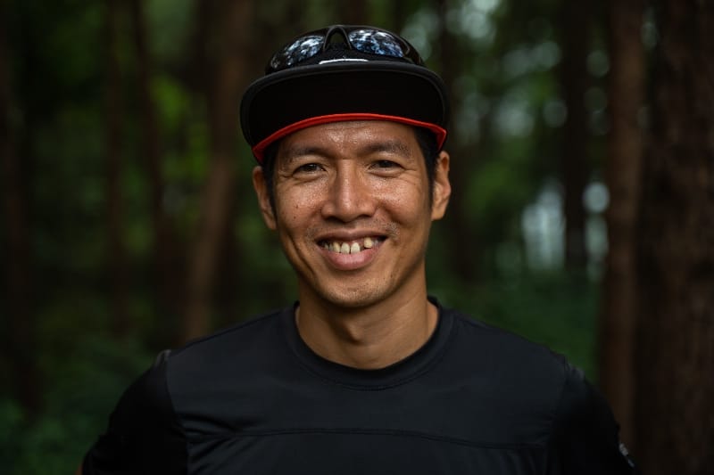 Người chạy bộ bị chấn thương đầu gối trong cuộc đua siêu marathon 100km trên địa hình đồi núi