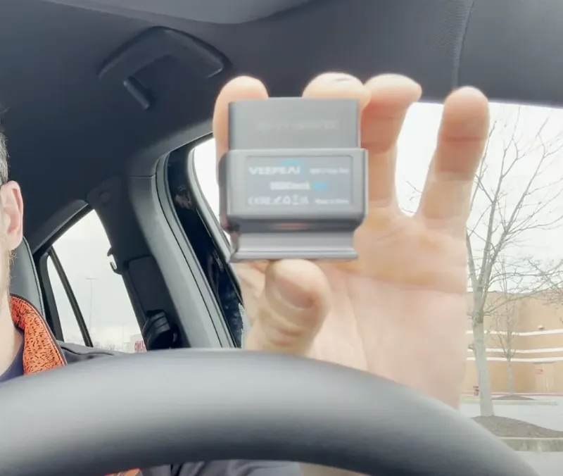 Sử dụng máy quét OBD-II để chẩn đoán mã lỗi P0108 trên xe Dodge.