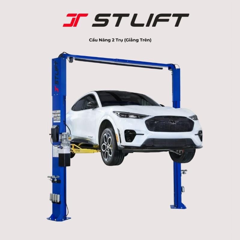 Kỹ thuật viên đang kiểm tra hoặc sửa chữa hệ thống treo ô tô tại gara, tập trung vào bi quang treo