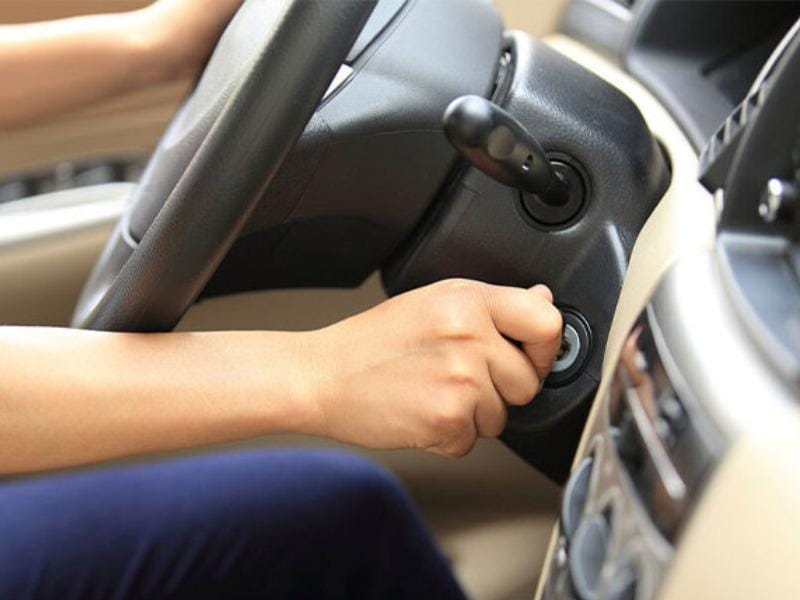 Hinh anh chuyen gia Garage Auto Speedy dang kiem tra he thong ho tro do xe bi loi tren oto