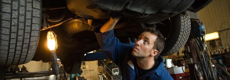 Técnico revisando motor Auto Speedy