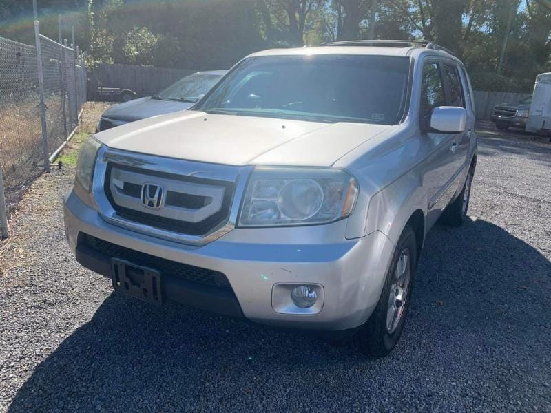 Thợ sửa xe thay dầu cho hệ thống 4WD của xe ô tô