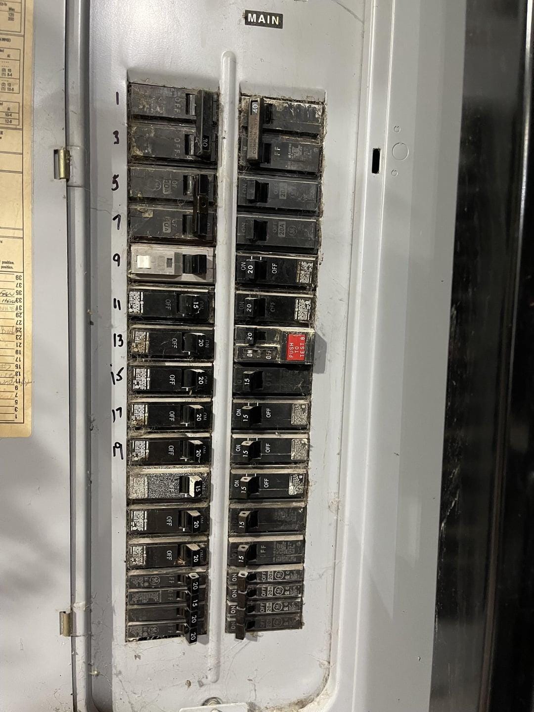 thợ điện đang kiểm tra hệ thống dây điện của ô tô tại garage auto speedy