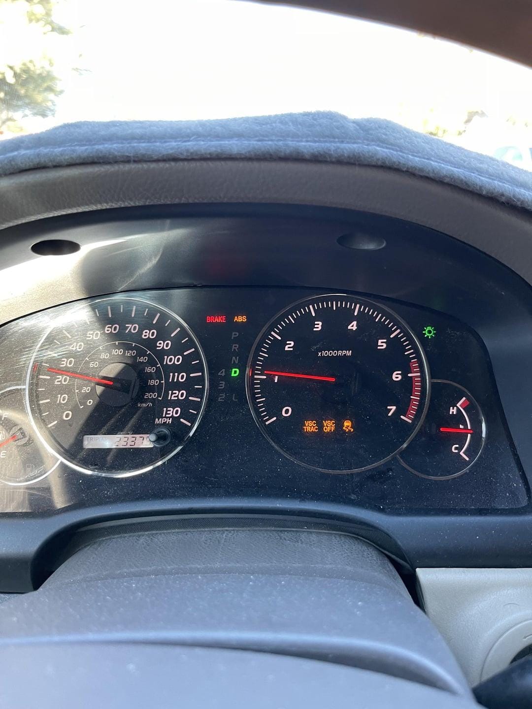 Thợ sửa chữa kiểm tra cảm biến ABS bằng đồng hồ đo