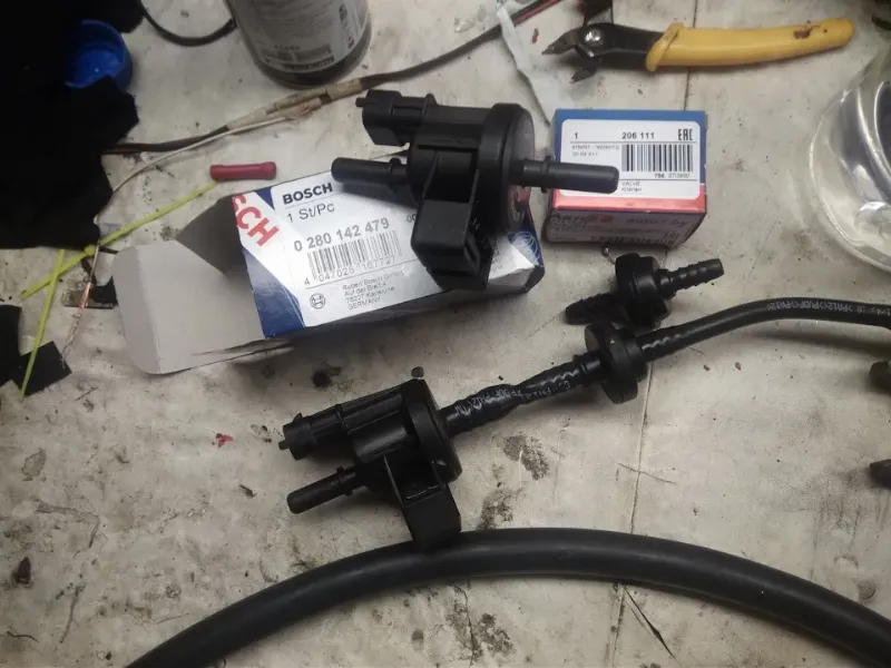 Đèn check engine sáng là triệu chứng chính của mã lỗi P0451 trên xe Ford