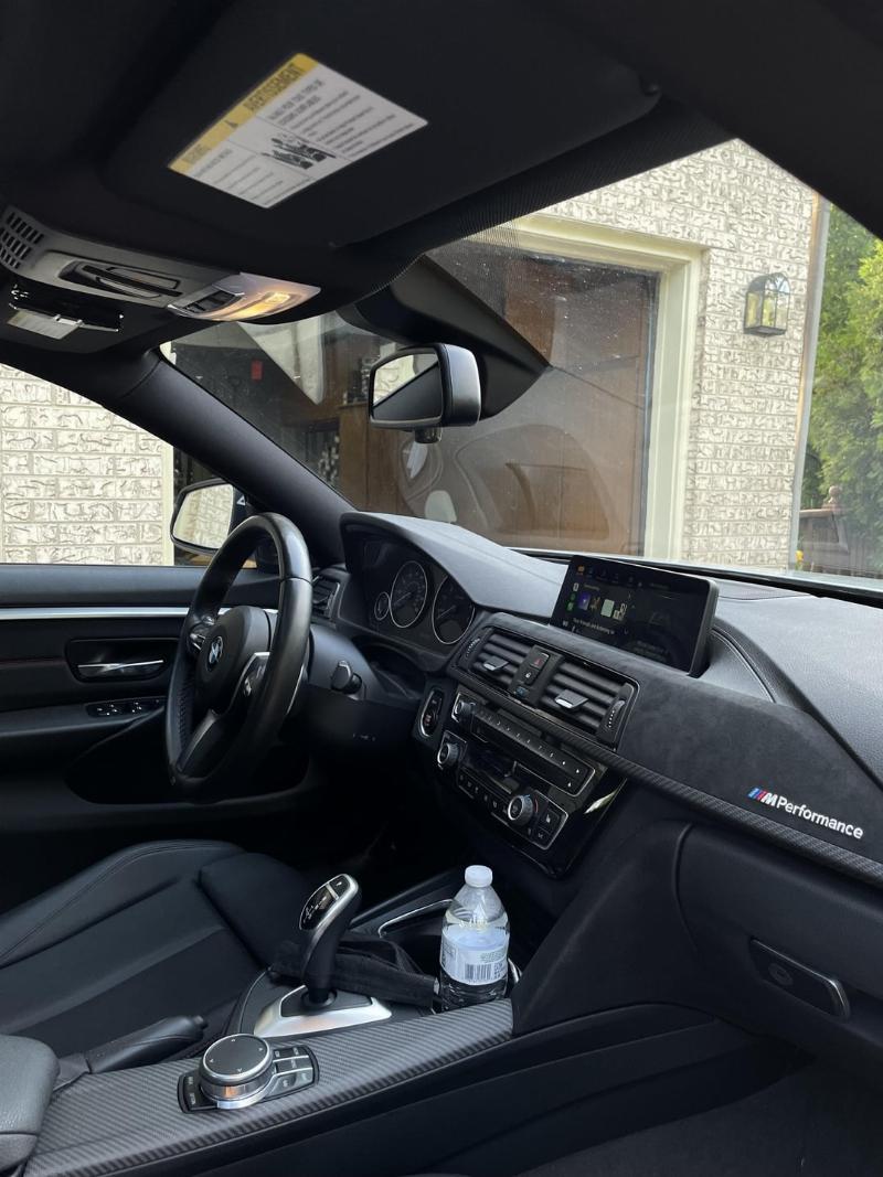 Vô lăng Alcantara trên xe thể thao
