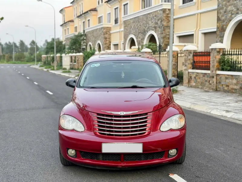 Hinh anh xe Chrysler PT Cruiser voi thiet ke doc dao va mau sac bat mat.