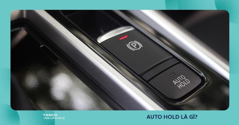 Xe ô tô dừng chờ đèn đỏ với tính năng Auto Hold đang hoạt động giúp người lái thoải mái hơn không cần giữ chân phanh