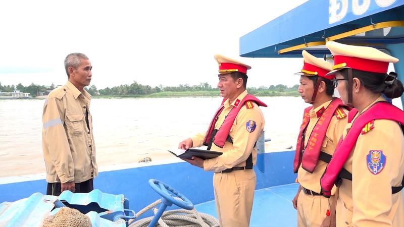 Áo phao cứu sinh trang bị trên tàu thủy, đảm bảo an toàn cho hành khách