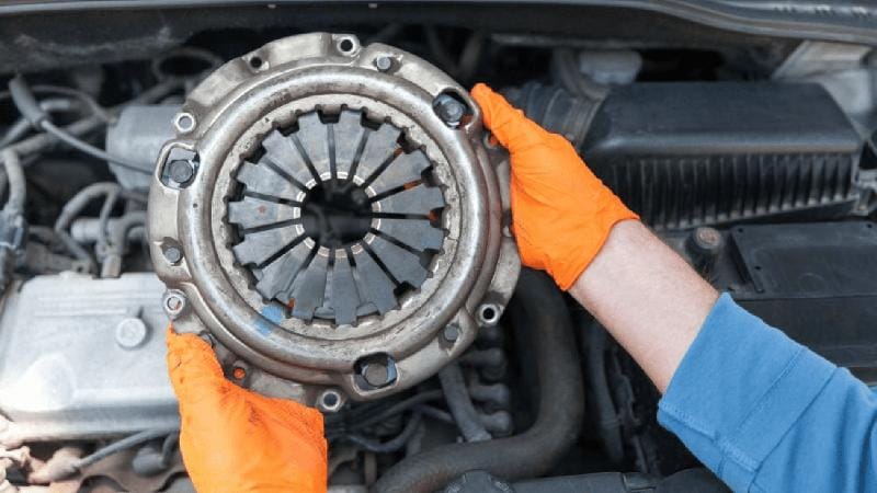 Hình ảnh bánh đà và đĩa ly hợp của ô tô khi được tháo rời để bảo dưỡng