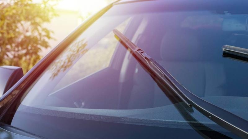 Bảo dưỡng kính chắn gió ô tô đúng cách
