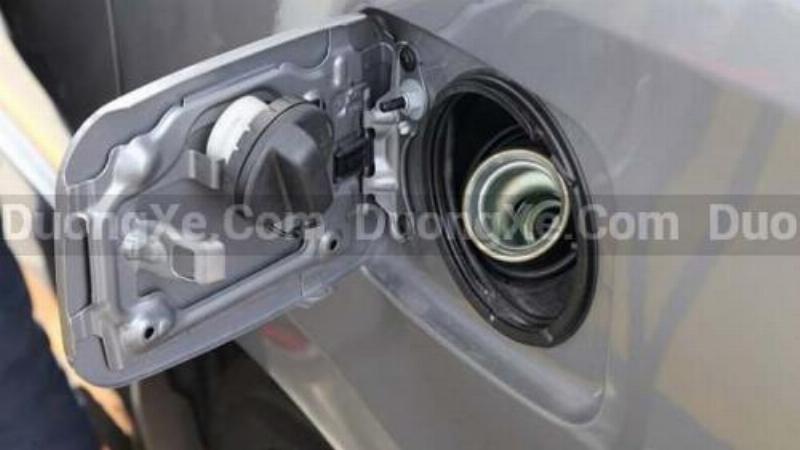 Hình ảnh minh họa bình xăng ô tô bị đóng cặn bẩn dưới đáy gây hại cho hệ thống nhiên liệu