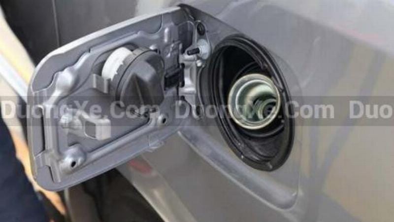 Hình ảnh minh họa bình xăng ô tô bị đóng cặn bẩn dưới đáy gây hại cho hệ thống nhiên liệu