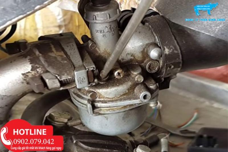 Bộ chế hòa khí bị bẩn ảnh hưởng đến vòng tua máy