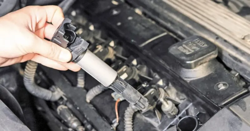 Cấu tạo chi tiết bên trong một bobin đánh lửa ô tô, cho thấy sự phức tạp của cuộn dây và lớp cách điện