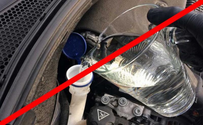 Bơm nước rửa kính ô tô bị hư hỏng do dầu nhớt