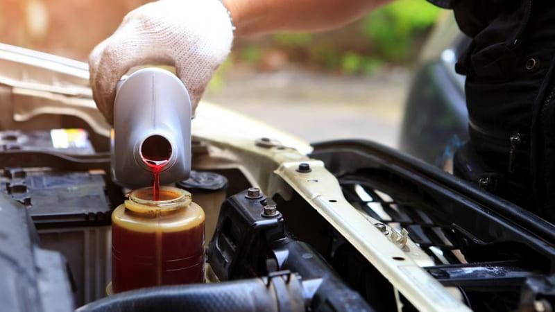 Cặn bẩn trong bình chứa dầu trợ lực lái là dấu hiệu dầu đã bị nhiễm bẩn