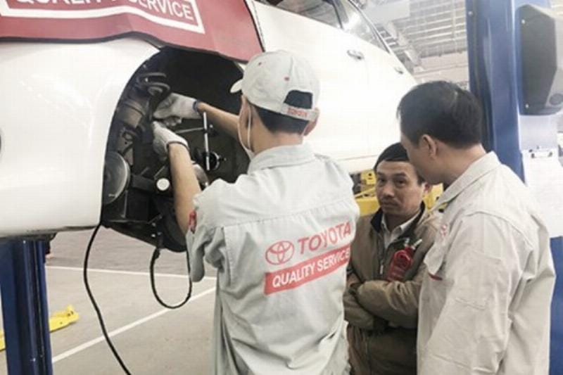 Cần gạt nước ô tô bị hư hỏng cần được thay thế định kỳ