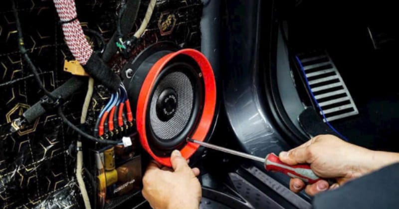 Hình ảnh minh họa quy trình lắp đặt và sơn body kit tại xưởng dịch vụ ô tô chuyên nghiệp