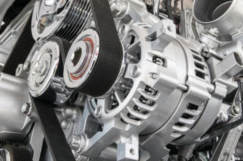 Hình ảnh một người đang xem xét các mẫu body kit khác nhau trên xe ô tô để chọn lựa