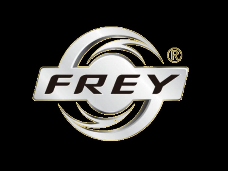 Kỹ thuật viên Garage Auto Speedy đang kiểm tra và tư vấn chọn bugi phù hợp cho khách hàng