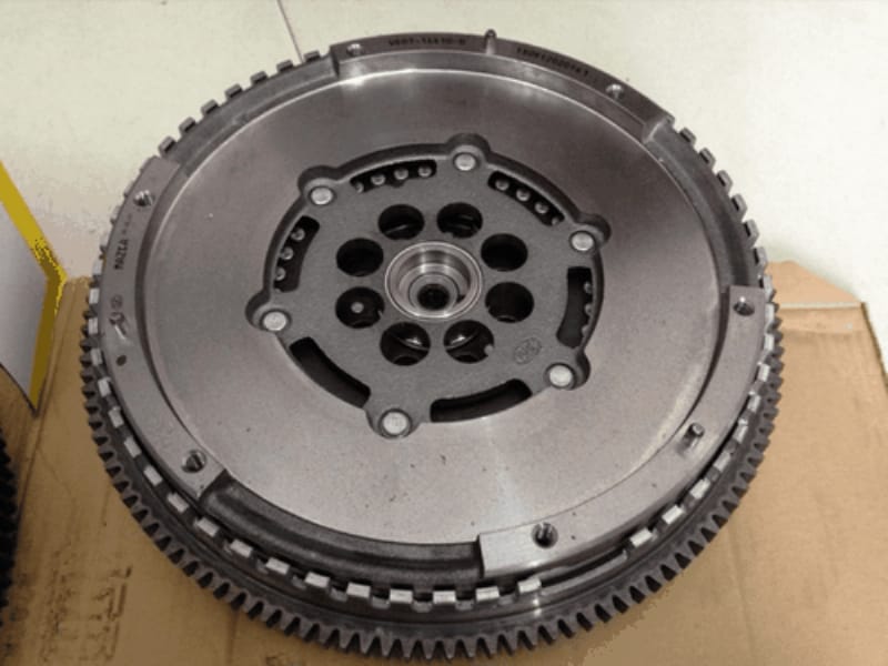 Dấu hiệu bánh đà ô tô bị hỏng