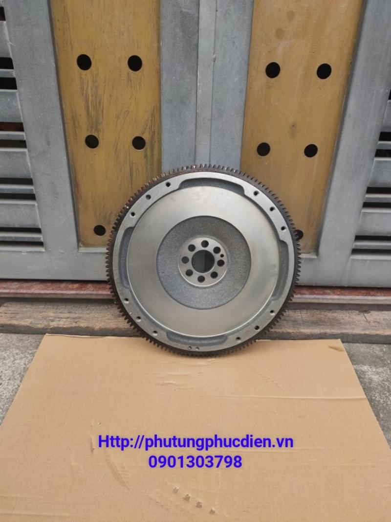 Ảnh chụp cận cảnh vành răng của bánh đà xe nâng bị mòn và hư hỏng.