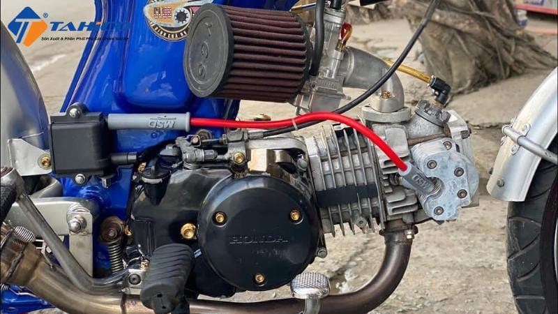 Hình ảnh minh họa các dấu hiệu xe bị hỏng bobin đánh lửa như đèn báo lỗi động cơ sáng, động cơ rung giật, xe yếu, khí thải có mùi xăng sống.