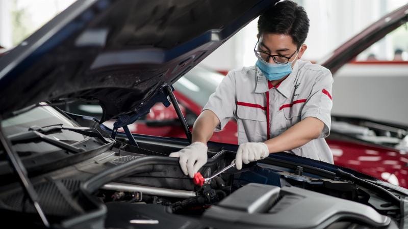 Hình ảnh minh họa động cơ ô tô với các bobin đánh lửa được đánh dấu, cho thấy vị trí và một bobin có dấu hiệu hư hỏng như nứt, chảy dầu, minh họa dấu hiệu bobin đánh lửa bị hư gây ảnh hưởng đến hoạt động của xe ô tô.