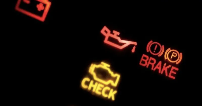 Đèn Check Engine bật sáng là một trong những dấu hiệu phổ biến khi nắp bình xăng gặp vấn đề