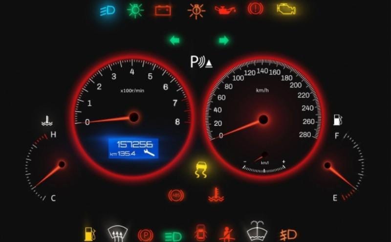 Hình ảnh minh họa đèn báo Check Engine hoặc đèn báo Cruise Control trên bảng táp-lô xe ô tô