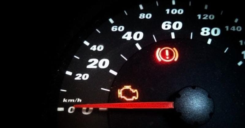 Biểu tượng đèn Check Engine trên bảng taplo ô tô cảnh báo lỗi hệ thống đánh lửa có thể liên quan tới bugi hoặc bobin