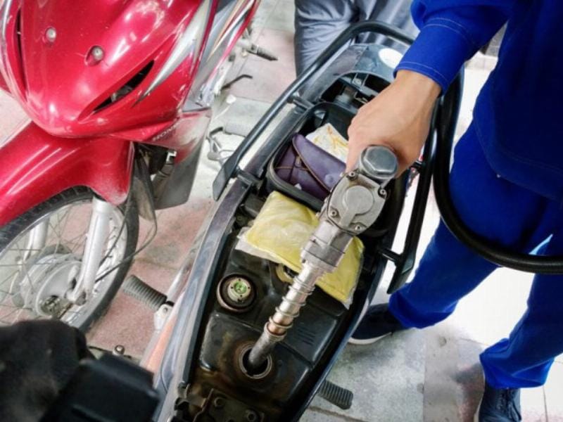 Động cơ ô tô bị hỏng nặng do bơm xăng kém chất lượng gây ra