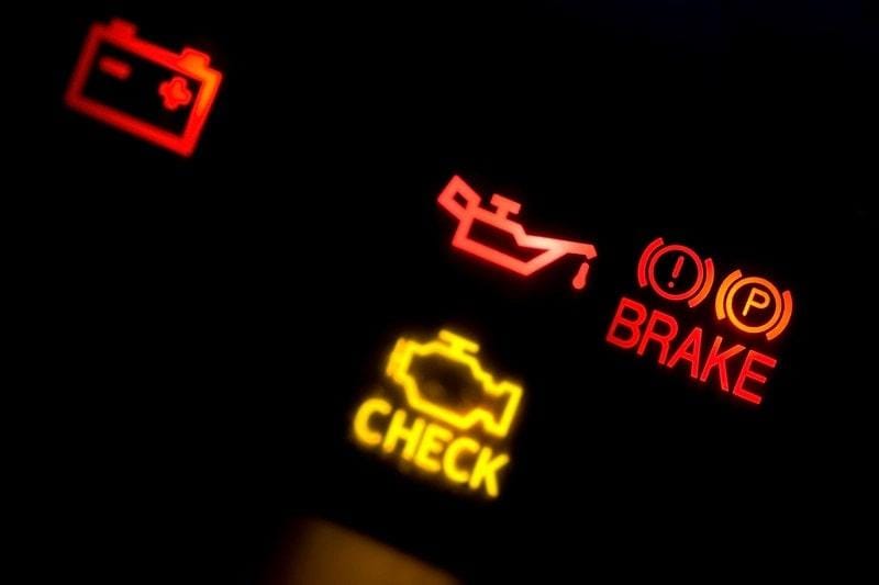 Bộ chuyển đổi xúc tác bị hỏng do nhiên liệu không cháy hết từ bobin đánh lửa bị lỗi.