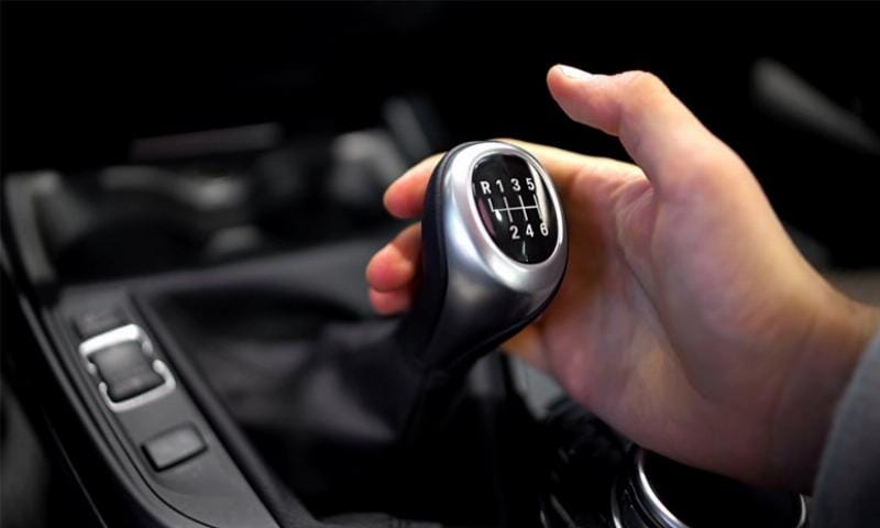 Hình ảnh hộp số ô tô bị tháo ra để sửa chữa, thể hiện sự phức tạp của việc sửa hộp số