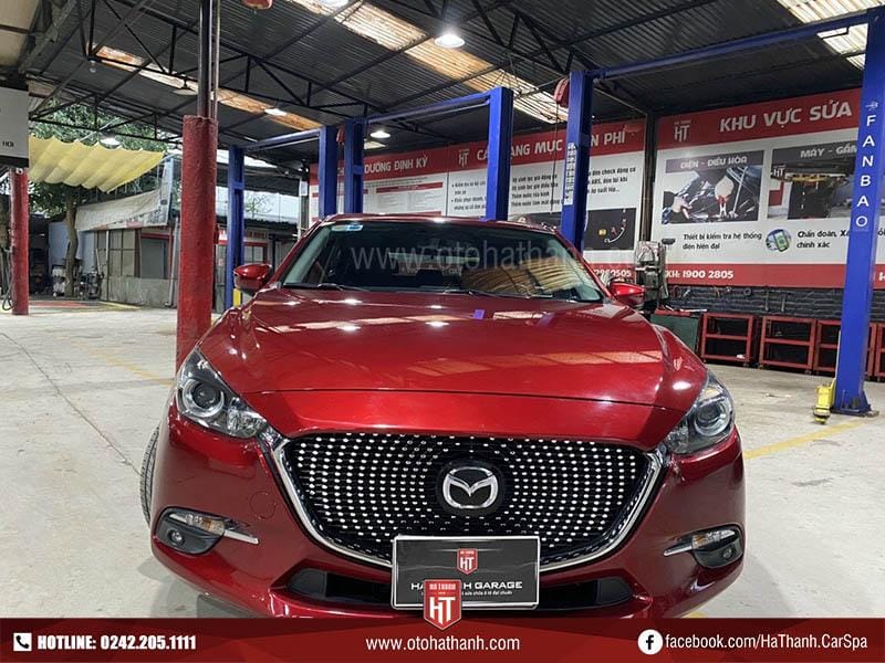 Xe o to the thao mau do voi bo body kit ham ho va mam do mau den bong loang duoi anh nang