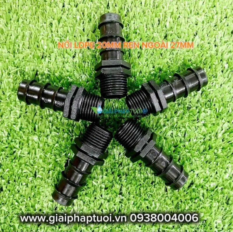 Kết nối ống PE vào đầu nối của bơm bằng cờ lê để đảm bảo kín khít