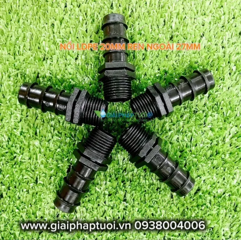 Kết nối ống PE vào đầu nối của bơm bằng cờ lê để đảm bảo kín khít