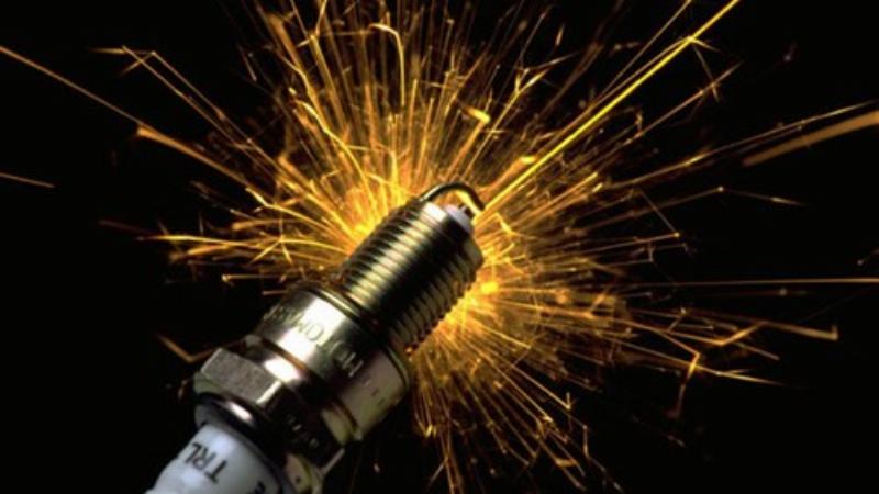 Hình ảnh khoang động cơ xe hybrid cho thấy vị trí bugi và các thành phần khác