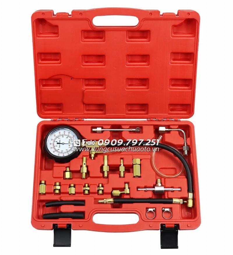 Kỹ thuật viên kiểm tra áp suất bơm nhiên liệu bằng đồng hồ đo chuyên dụng