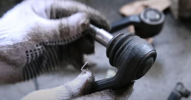 Kiểm tra bát bèo xe ô tô bị hư hỏng để phát hiện nguyên nhân xe nảy đầu
